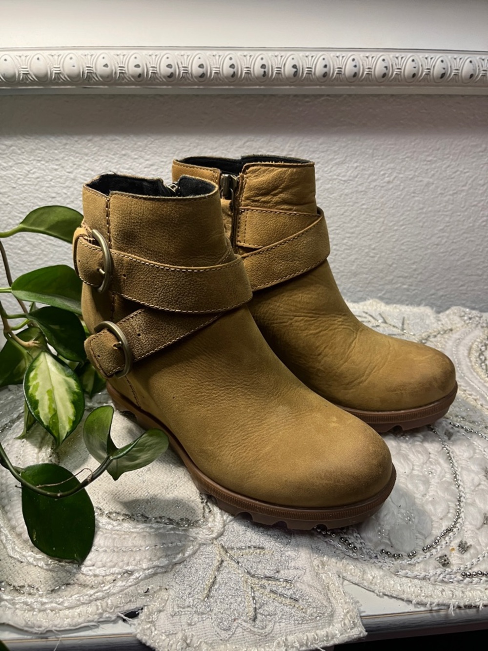 EUC Sorel Women's Joan of Arctic Wedge II Buckle Boots -Tan (Sz7)